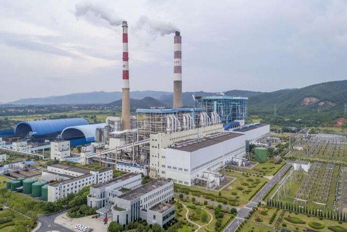 Power station with cooling towers